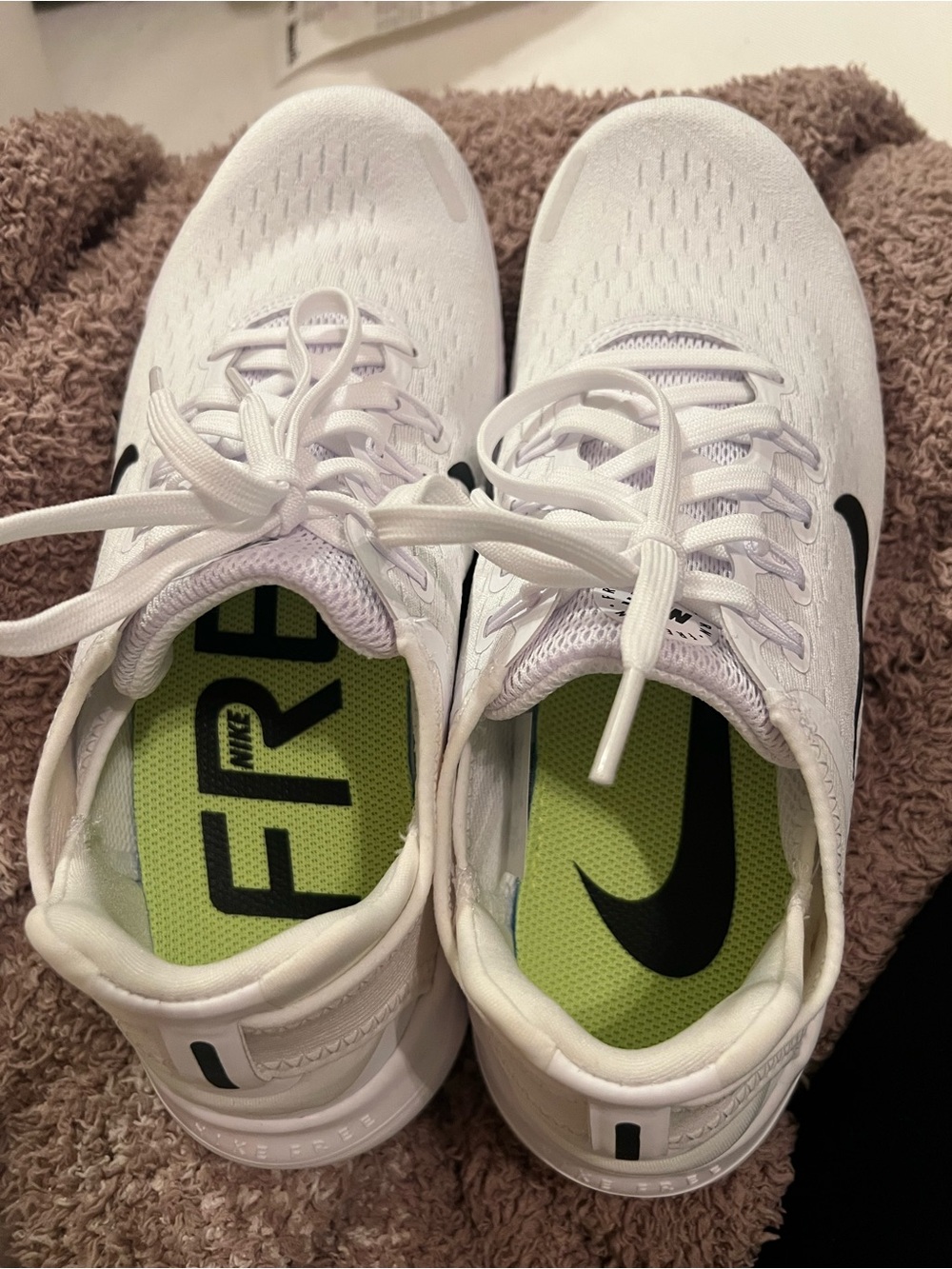 NEW IN BOX Women’s Nike Free RN Sneakers - Picture 4 of 6
